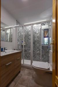 La salle de bains est pourvue d'une baignoire, de toilettes et d'une douche. dans l'établissement La Mayor del Viso, à Tolède