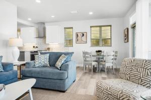 Una sala de estar con un sofá azul y una mesa. en Destiny Beach Villas 17 Between the Waters, en Destin