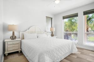 Un dormitorio blanco con una cama y dos ventanas. en Destiny Beach Villas 17 Between the Waters, en Destin 65 fotos más