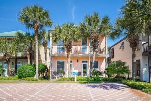 una casa con palmeras delante en Destiny Beach Villas 17 Between the Waters, en Destin