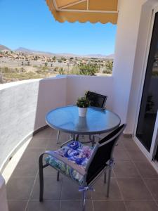 ein Tisch und Stühle auf einem Balkon mit Aussicht in der Unterkunft Heva Home in Tarajalejo