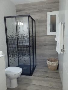 ein Badezimmer mit Dusche und Toilette in der Unterkunft Heva Home in Tarajalejo