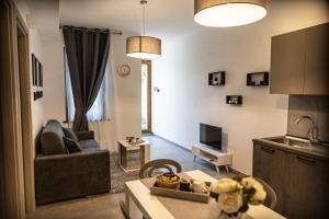 白露里治奧的住宿－Le casette di LUISA，带沙发和电视的客厅