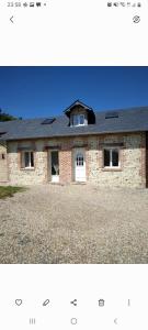 deux photos d'une maison en briques avec un toit dans l'établissement Gite du golf bis, à Gonneville-sur-Mer