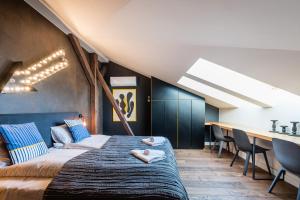 克拉科夫的住宿－Wegierska Luxury Loft WAWELOFTS，一间卧室配有一张大床和一张桌子
