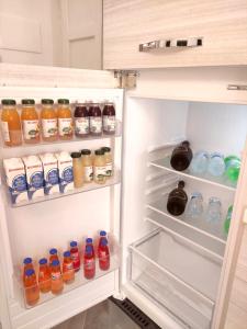 un réfrigérateur ouvert rempli de nombreuses boissons dans l'établissement A casa di Alma, à Terni