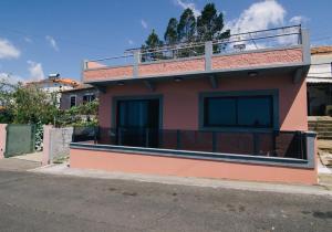 une petite maison sur le côté d'une rue dans l'établissement Casa do Brasileiro, à Arco da Calheta