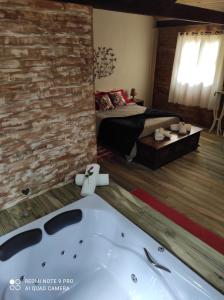 聖弗朗西斯澤維爾的住宿－Chalé Lavanda com Hidro, Trilhas e Cachoeiras，卧室配有床和浴缸