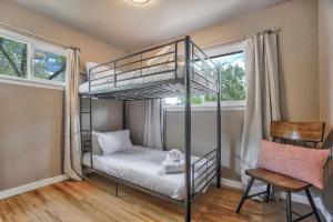 Krevet ili kreveti na kat u jedinici u objektu NEW Central, Cozy 5BR House in Old Colorado City