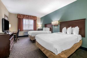 a hotel room with two beds and a flat screen tv at Best Western Gateway Grand in West Hills +24 photos