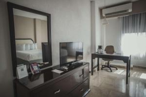 a hotel room with a television and a desk at Best Western Plus Tuxtepec in San Juan Bautista Tuxtepec