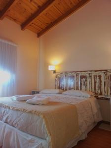 A bed or beds in a room at Posada Faro Serrano