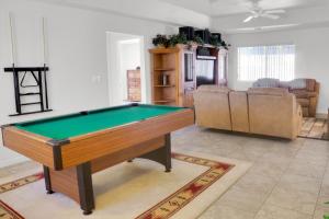 una sala de estar con una mesa de billar. en *NEW* COZY POOL HOME - HEART OF LAKE HAVASU, en Lake Havasu City