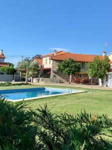 una piscina en un patio junto a una casa en Casa da Clarinha, en Penalva do Castelo