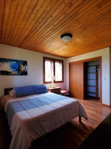 1 dormitorio con 1 cama grande y techo de madera en Off-Grid Getaway with Ocean Views in Paradise, en Pahoa