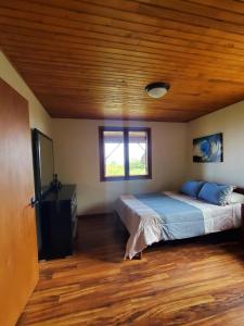 Krevet ili kreveti u jedinici u okviru objekta Off-Grid Getaway with Ocean Views in Paradise