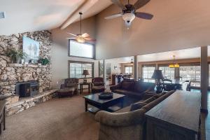 Posezení v ubytování Brickers Lakefront