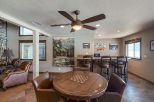 Posezení v ubytování Brickers Lakefront