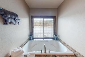 Fotografie z fotogalerie ubytování Brickers Lakefront v destinaci Bass Lake + 21 fotografií