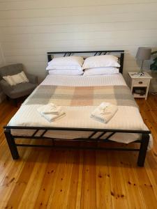 uma cama com duas toalhas num quarto em DELIGHTFUL AND CHARMING ROSE COTTAGE em Kilmore