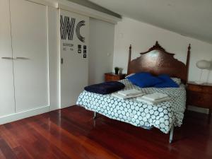 Un dormitorio con una cama con almohadas azules. en Hostel 18, en Constância