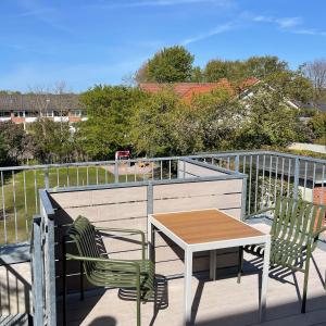 einen Tisch und zwei Stühle auf einem Balkon mit Tisch und Stühlen in der Unterkunft Ferienwohnung Henny in Wyk auf Föhr