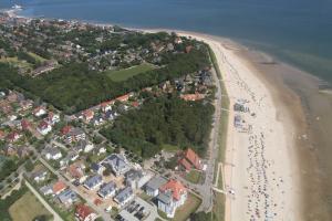 una vista aérea de una playa con un grupo de barcos en Ferienwohnung Henny en Wyk auf Föhr