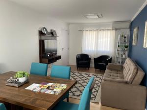- un salon avec une table et un canapé dans l'établissement Melhor Casa para locação em Pomerode, à Pomerode