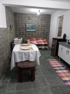 a room with a table and a bed in it at Apartamento para casal em São Lourenço in São Lourenço
