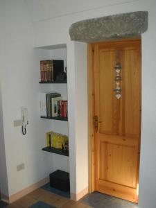 Zimmer mit einer Tür und Regalen mit Büchern in der Unterkunft Holiday home Dammuso Magia in Pantelleria