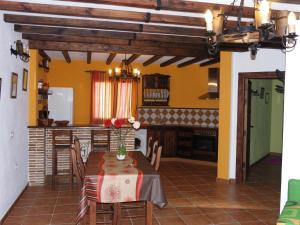 comedor con mesa y cocina en Apartamentos Fuente La Teja & Spa, en Los Llanos de Aridane