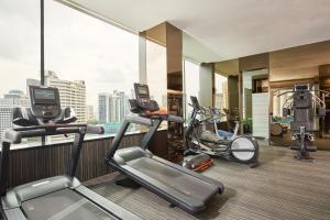 un gimnasio con dos cintas de correr y dos bicicletas estáticas en Quincy Hotel Singapore by Far East Hospitality, en Singapur