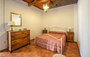 una camera con letto, cassettiera e specchio di Awesome Home In Reggio Calabria With Wifi a Pellaro
