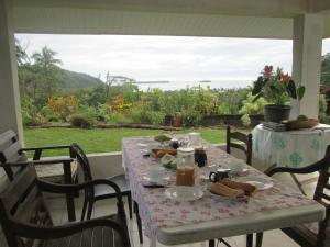 - une table avec de la nourriture sur la terrasse couverte dans l'établissement Pension Temaeva, à Opoa