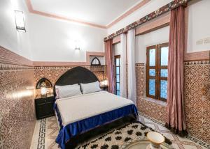 Säng eller sängar i ett rum på Riad Dar Barae