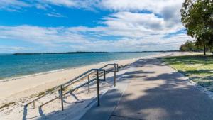 邦加里VIEWS VIEWS VIEWS! Front Top Floor Waterfront Unit - Chnook Apartments South Esp, Bongaree的相册照片
