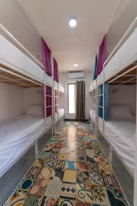 Tempat tidur susun dalam kamar di New friends hostel & Bar Adults Only