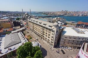 una vista aérea de un gran edificio de una ciudad en Legacy Ottoman Hotel, en Estambul