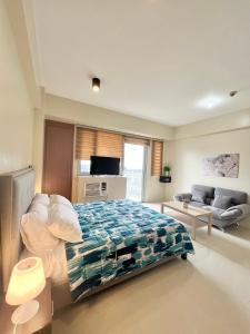 a bedroom with a bed and a couch at Luxury Hotel Type Condo Near NAIA Manila Airport in Manila