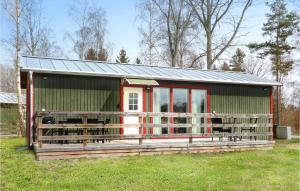 un petit bâtiment rouge et vert dans l'établissement Amazing Home In Lttorp With Wifi, à Löttorp