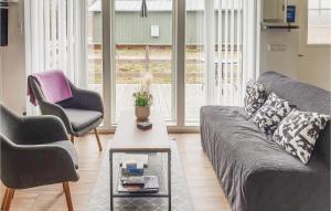 - un salon avec un canapé, deux chaises et une table dans l'établissement Amazing Home In Lttorp With Wifi, à Löttorp