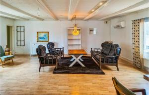 sala de estar con sillas y mesa de madera en Cozy Home In deshg With Kitchen, en Ödeshög