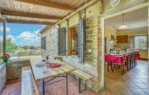 - une cuisine et une salle à manger avec une table et des chaises dans l'établissement 6 Bedroom Gorgeous Home In Montaione, à Montaione