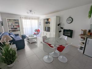 a living room with a table and chairs at Appartement Arcachon, 2 pièces, 2 personnes - FR-1-420-90 in Arcachon