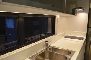 cocina con fregadero y ventana en Goldenland Home Service, en Recife