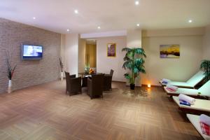 TV a/nebo společenská místnost v ubytování Carlton Hotel Old City