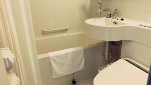 Toyoko Inn Osaka Itami Airport的一间浴室