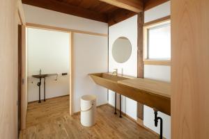 un bagno con lavandino e specchio di 日貫一日　安田邸 a Ohnan-cho