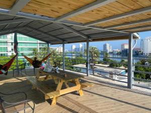 un patio con una mesa y hamacas en el techo en Casa Santurce, en San Juan