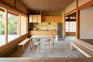 日貫一日　安田邸 في Ohnan-cho: مطبخ مع طاولة وكراسي في غرفة